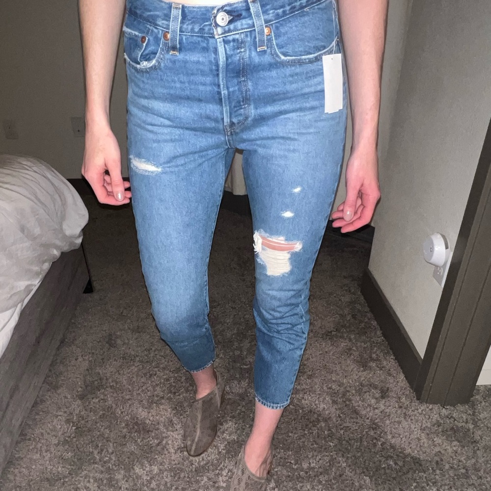 Levi’s Classic Wedgie Icon Ripped High Rise / High-Waist Ankle Jeans